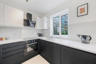 2 bedroom house with large garden and free on street parking - 5