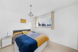 2 bedroom house with large garden and free on street parking - 2