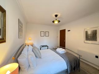 4 Royal Mile flat near Edinburgh Castle - 5