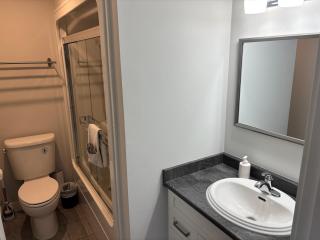 Gibsons Landing Inn - 1