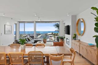 Seaside Luxury - Panoramic Views in Heart of Town - 9