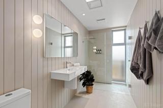 Seaside Luxury - Panoramic Views in Heart of Town - 1