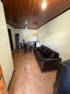 Cómoda, acogedora y tranquila casa en pleno centro, dos dormitorios, estacionamiento privado, a pasos de supermercados, farmacias, hospital, restaurantes, mall,bancos, locomoción, especialmente para moverse dentro de la ciudad o viajar a zonas cercanas - 1