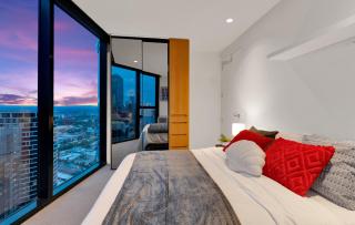 Ultimate Lavish CBD Escape - High-Rise Luxury - Epic Views, Pool, Gym & Parking Access - 1