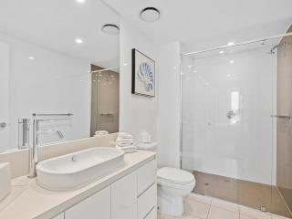 35th Floor Hilton Skyhome with Panoramic Ocean Views and Luxury Interiors - 7