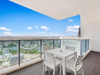 35th Floor Hilton Skyhome with Panoramic Ocean Views and Luxury Interiors - 1