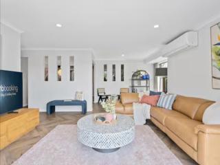 Palm Beach Poolside Haven 4BR Outdoor Living - 9