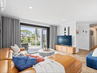 Palm Beach Poolside Haven 4BR Outdoor Living - 6