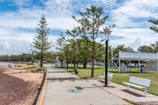 Sunset Bay Escape - Steps to Woody Point Pier - 8