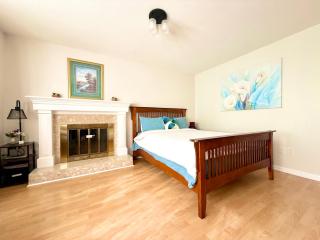 Burnaby Metrotown Cozy 3 Bedroom Suite Walk to Skytrain and Malls - 2