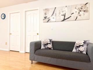 Burnaby Metrotown Cozy 3 Bedroom Suite Walk to Skytrain and Malls - 7