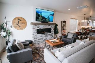 Serene Lake Getaway at Stunning Scandi Home - 9