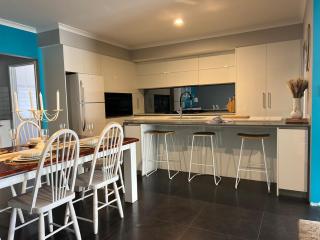 Luxury Beach House, Sleeps 8, Walk to Beach - 3