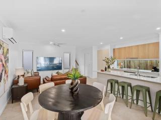 Dream World Escape 4BR Oxenford - Pool, Gym BBQ - 9