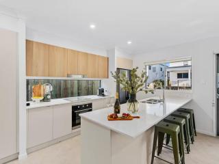 Dream World Escape 4BR Oxenford - Pool, Gym BBQ - 4