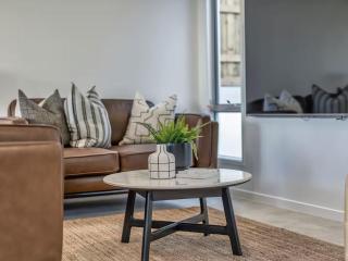 Dream World Escape 4BR Oxenford - Pool, Gym BBQ - 4