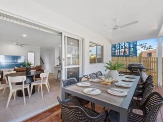 Dream World Escape 4BR Oxenford - Pool, Gym BBQ - 2