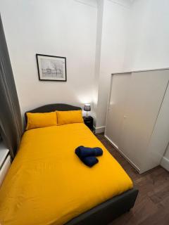 Iconic One Bed Apartment in Chiswick - 5