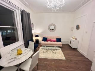 Iconic One Bed Apartment in Chiswick - 2
