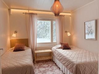Lakefront Villa AINOLA, 55 km from Rovaniemi - 8