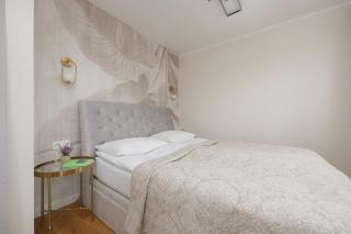Cozy Apartment with View of the Palace of Culture and Science by Noclegi Renters - 8