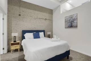 Soiree Vibes Bricks & Balcony 2Bx2B DT Cleveland - 6