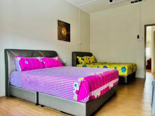 A Classic Heritage Mansion in the Heart of Melaka, Max 12 Pax, Park 6 Cars, Walk to Local Nyonya Restaurants & Tourist Site, COMFY HILL 2 - 4