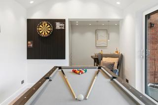 Ivy House 5 Bed 3 Bath w Games Room and Parking - 2