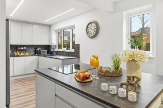 Ivy House 5 Bed 3 Bath w Games Room and Parking - 8
