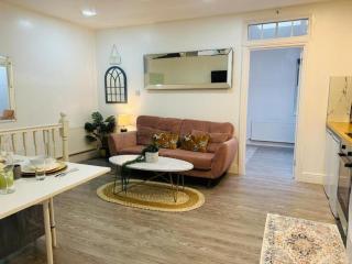 Peaceful Hideaway Flat Near Heathrow & Twickenham - 0