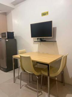 1 BR Boni LIGHT Condo WIFI Netflix Pool Balcony - 4