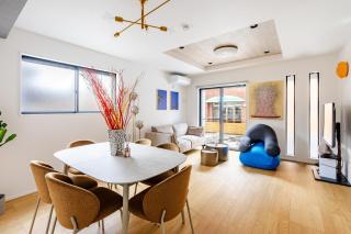 6 minutes by tram to Tenjin Stylish house for rent for up to 8 people Comfortable with 3 independent bedrooms & 2 toilets Parking lot for 2 cars - 0