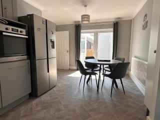 3 bed house in Risca - 9