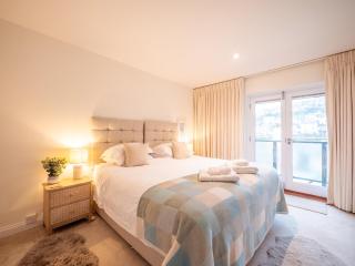 Luxury Dartmouth Townhouse with Pool & Parking - 8