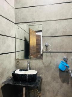 Hotel Good Vibes - Near Saket Metro - 2