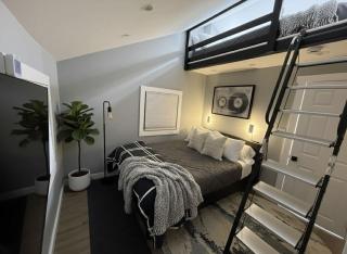 Sleek Modern Villa - Centrally Located - 3