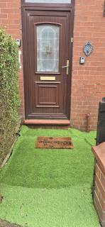 Machester Oldham Accomodation-Sleeps 6 -2BR - 5