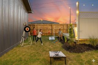 Downtown Luxury - Hot-tub, BBQ, Firepit, Home Gym, Peloton, Pool table, Arcade, Games - 3