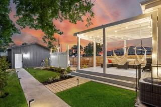 Downtown Luxury - Hot-tub, BBQ, Firepit, Home Gym, Peloton, Pool table, Arcade, Games - 8