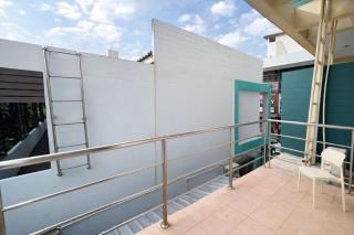 Simple Budget Apartments Walk to the Beach | Wi-Fi - 1