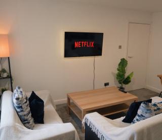 Stylish 3Bed Apt - Prime Location - Sleeps 6 - 9