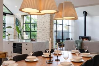 Luxurious 4BR 2 BTH light filled whole executive home - 0