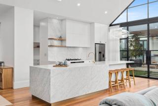 Luxurious 4BR 2 BTH light filled whole executive home - 8