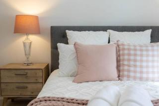 Luxurious 4BR 2 BTH light filled whole executive home - 2