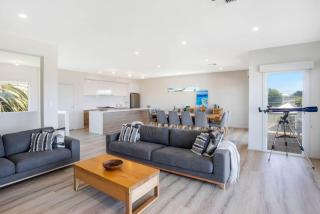 Cozy Beach House - Ocean Views - Middleton - 6