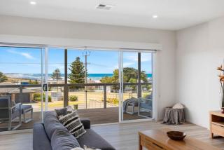 Cozy Beach House - Ocean Views - Middleton - 3