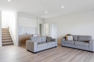 Cozy Beach House - Ocean Views - Middleton - 2