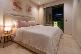 RStay Central & bright Cozy Unobstructed view - 3