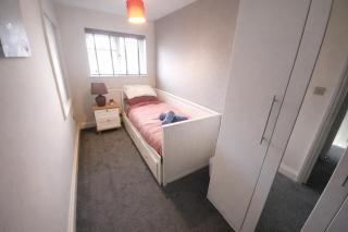 Spacious Modern 5 bedroom home near Heathrow Windsor - 8