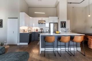 Downtown Penthouse 5bd VIEWS Parking, Gym, Pool - 7